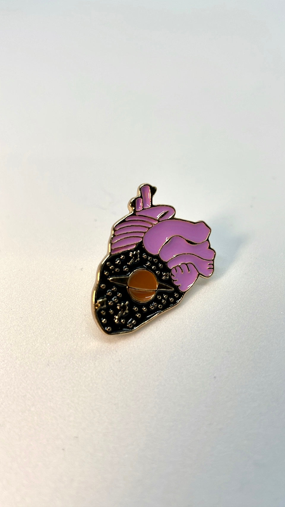 Pin corazón planeta